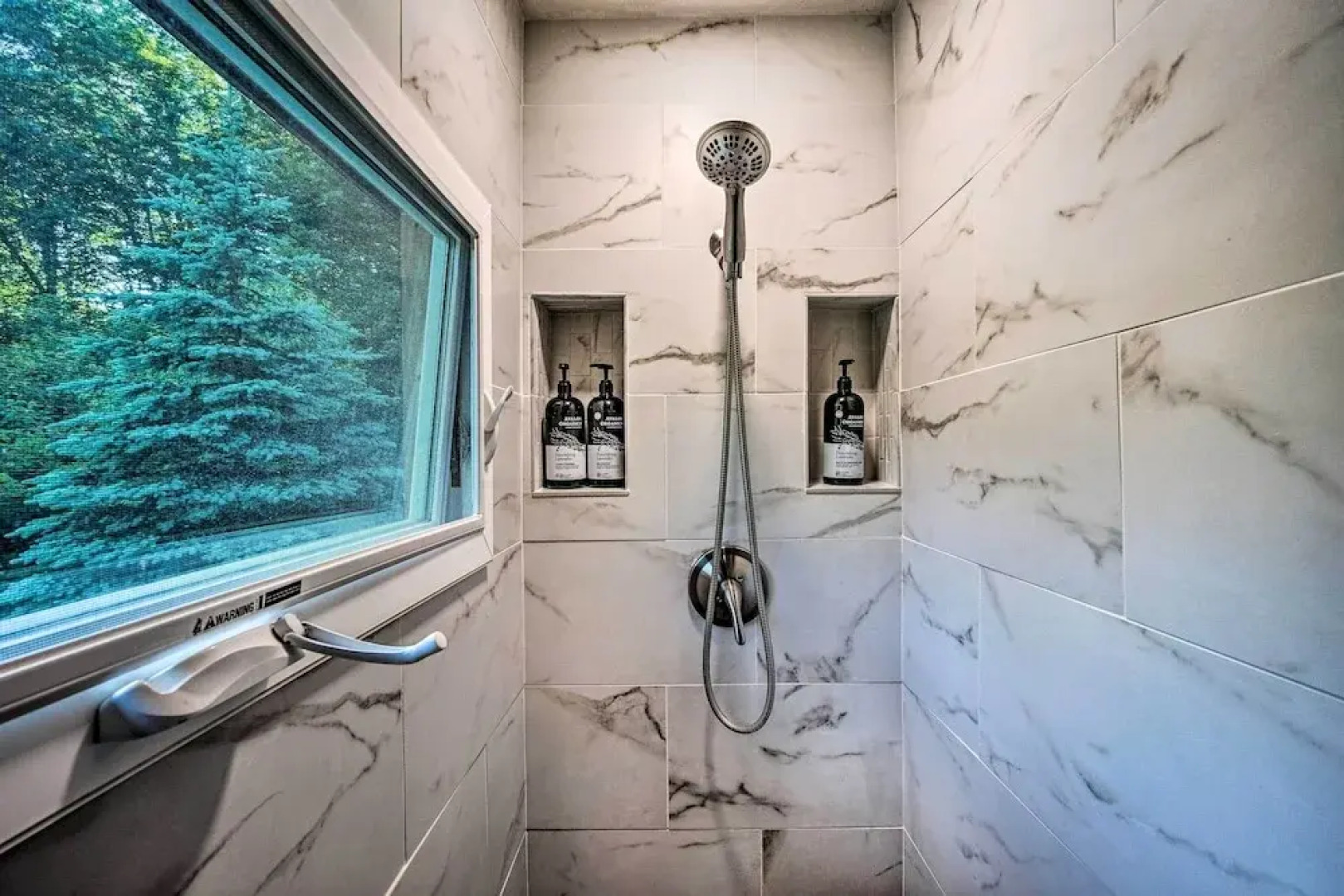 Game Room & Hot Tub: Pet-friendly Mount Snow Gem