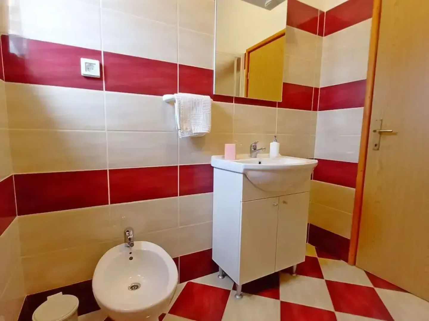 Detached House at Country Side, Fenced Private Garden Ideal for 2 Fam, Wifi