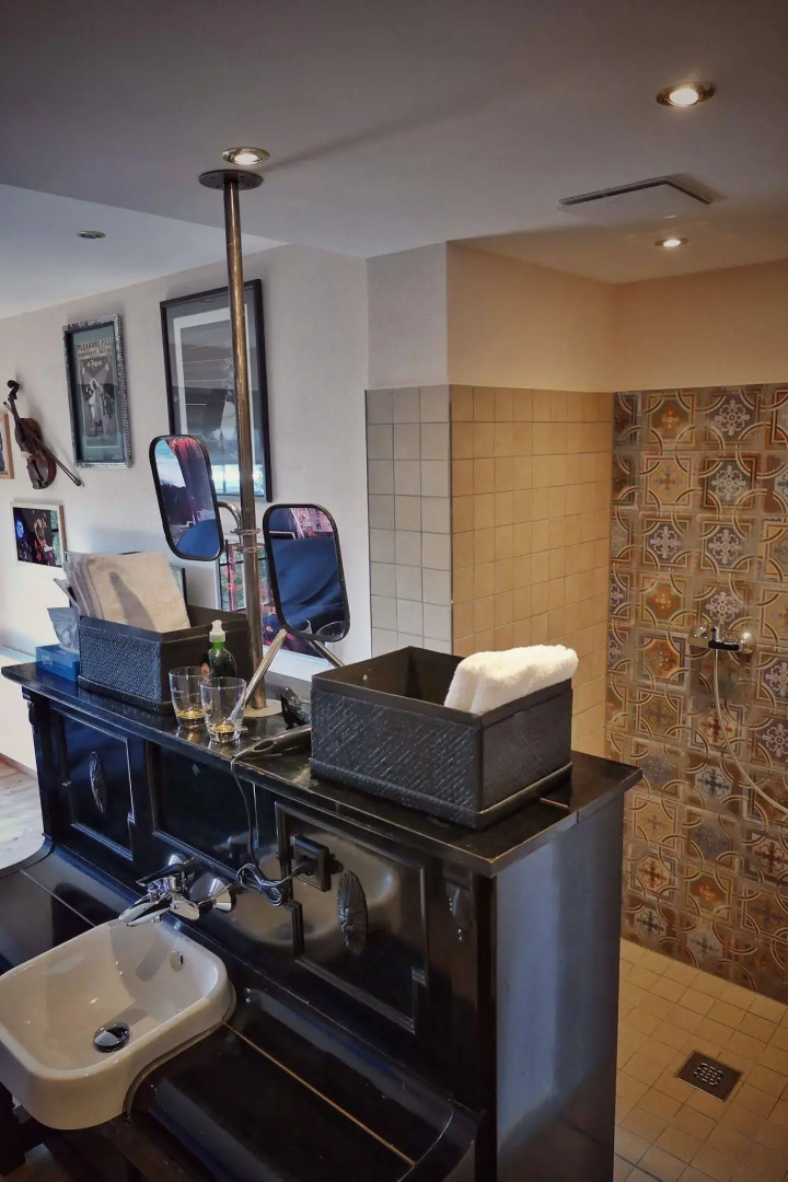 Road Stop Neandertal