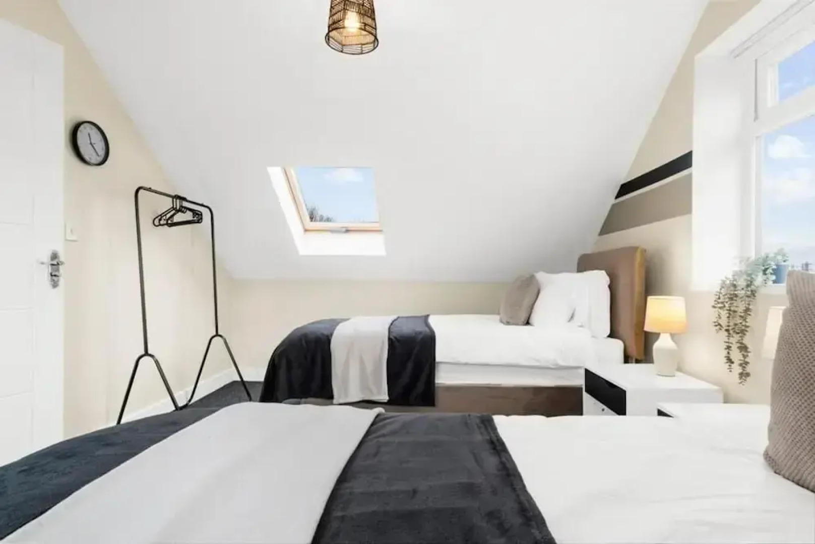 Elegant 5 Bedroom House/free Parking/yard