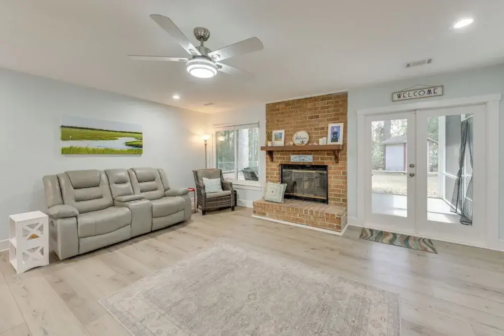 5 Mi to Dtwn Beaufort: Home w/ Screened-in Patio