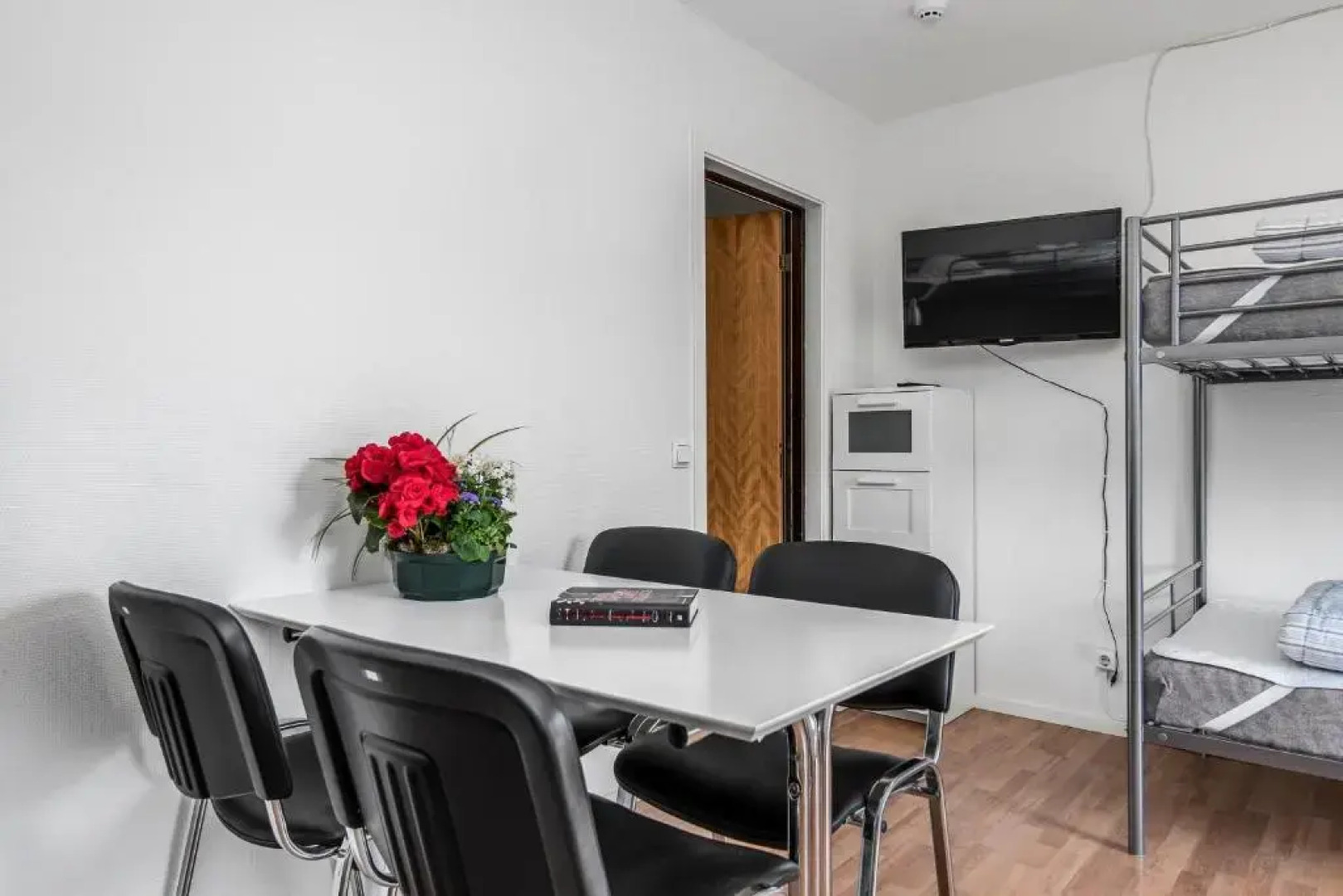 Tallbackens Gård & Vandrarhem - Hostel