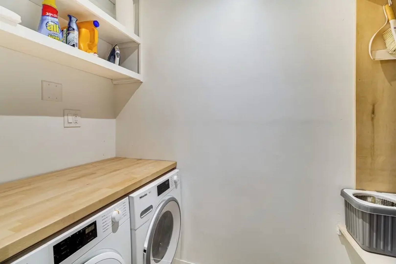 Walk to Beach & Eats: Modern Indialantic Apt