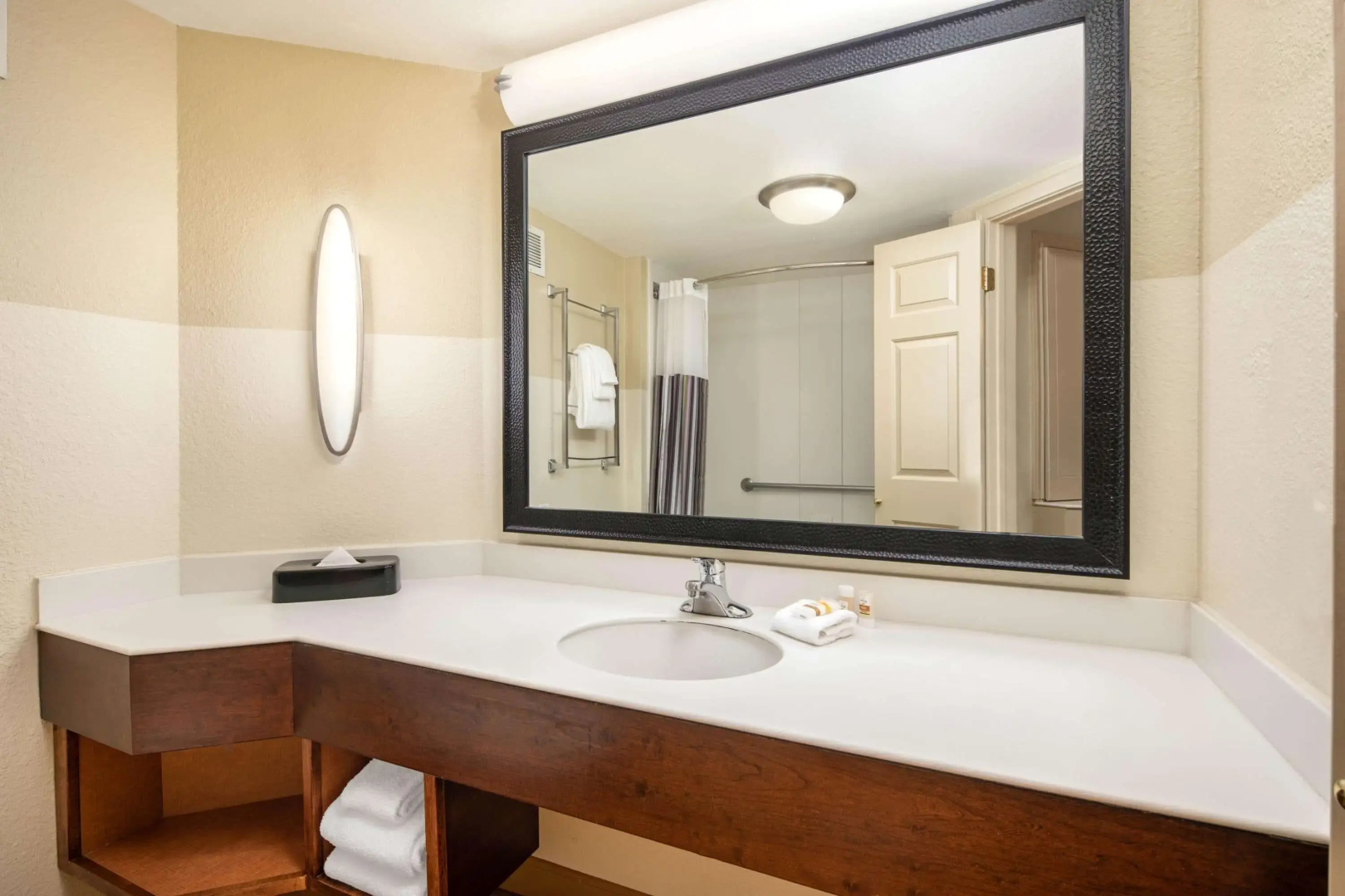 La Quinta Inn & Suites by Wyndham Atlanta Ballpark/Galleria