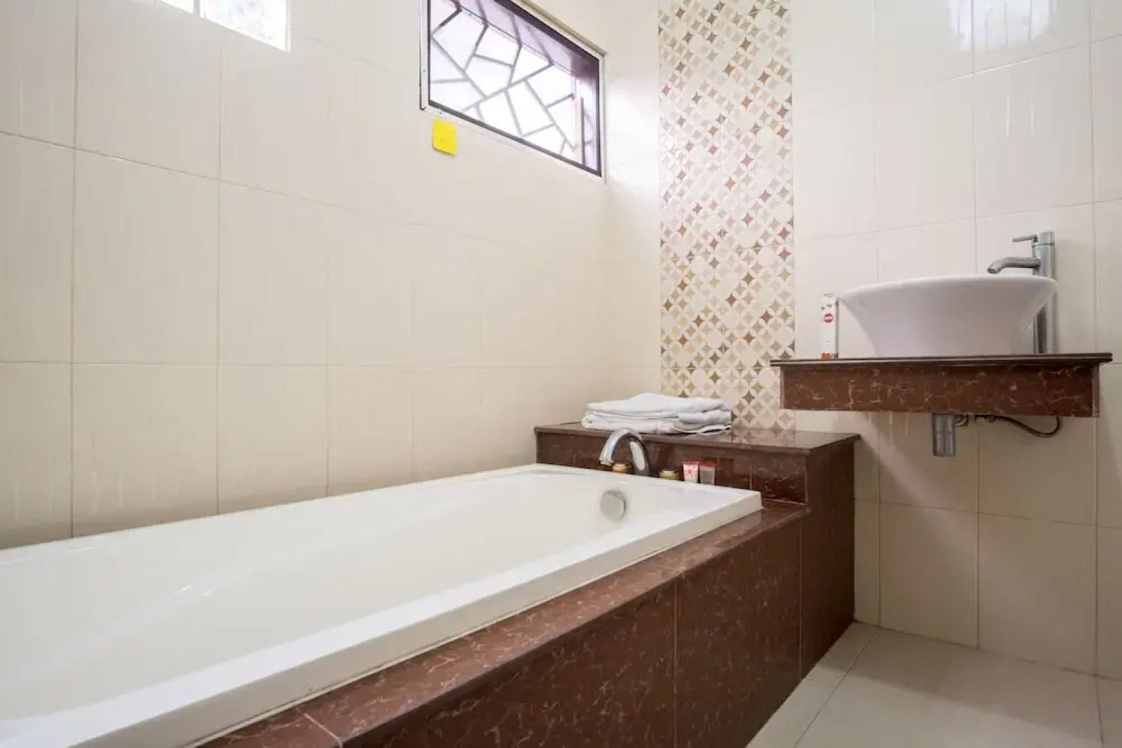 Naufal Guest House by OYO Rooms