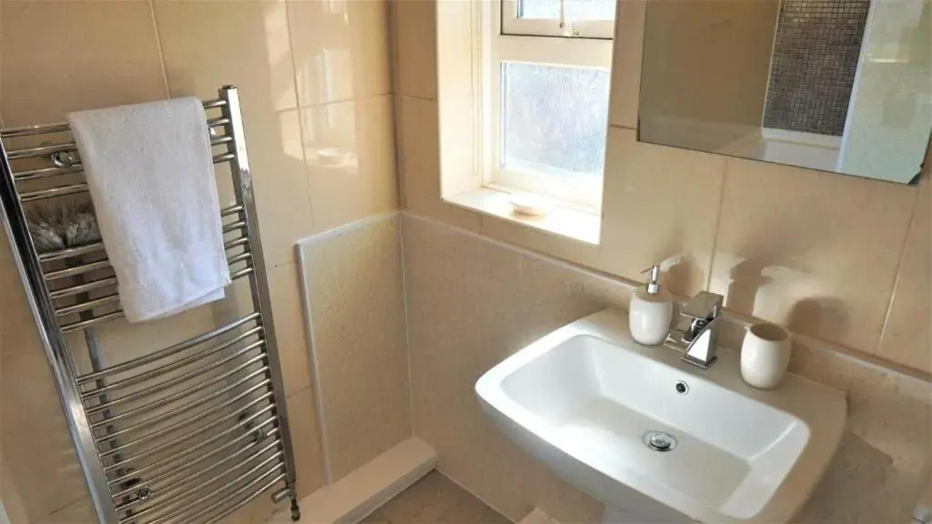 Spacious 3 bed house, great for FAMILIES and CONTRACTORS, sleeps 5 plus FREE Parking - Triumph Serviced Accommodation Wolverhampton