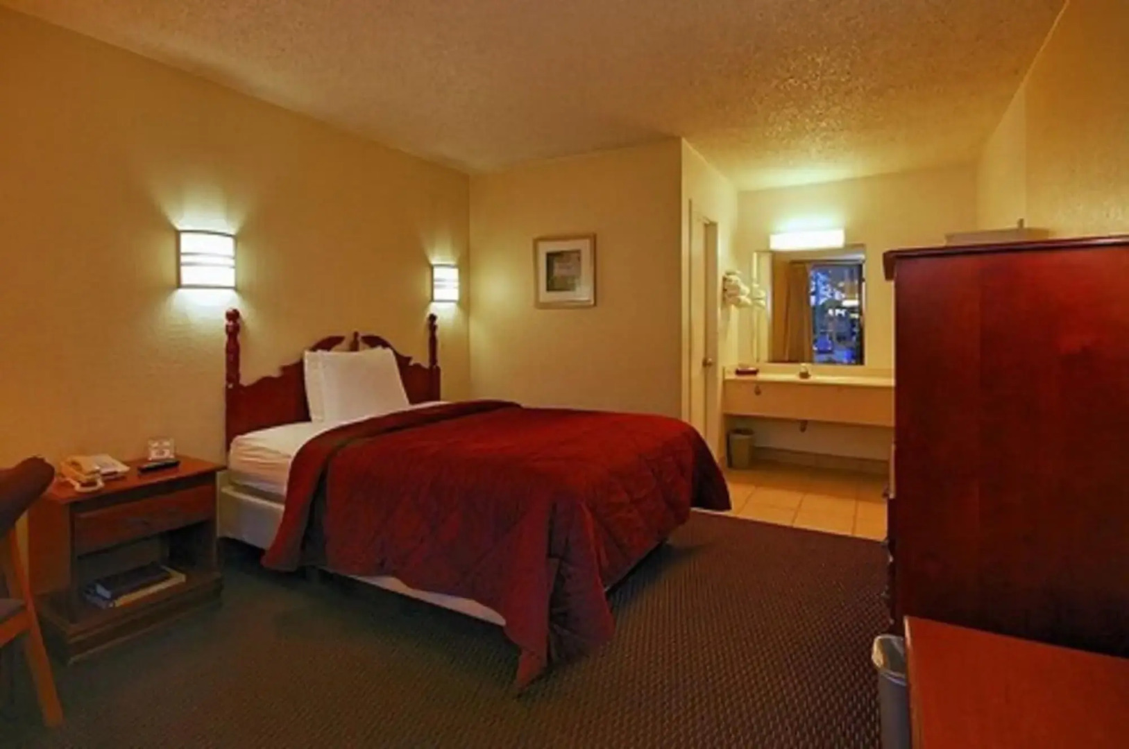 Super 6 Inn & Suites