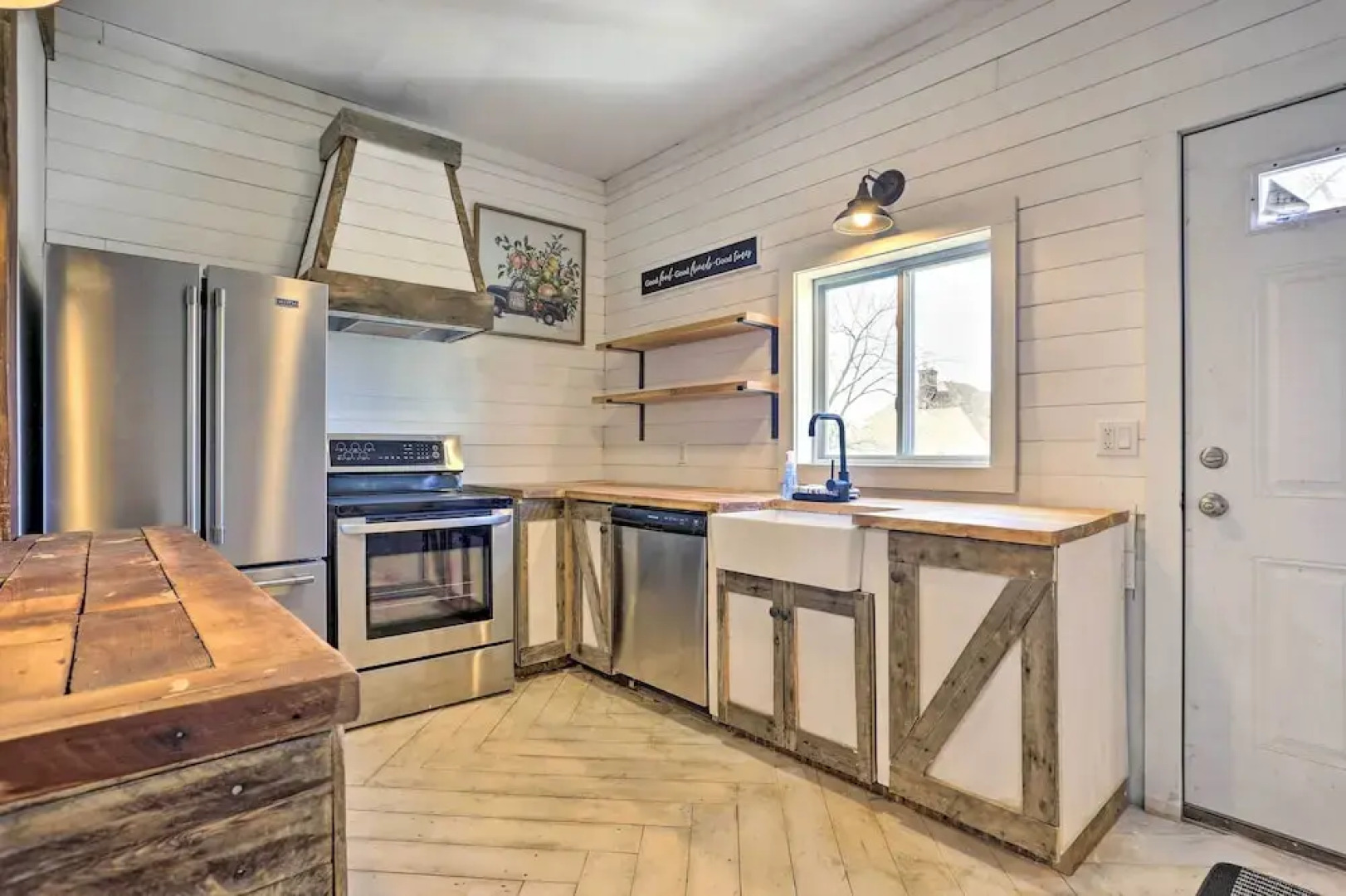 Chic Newark Escape w/ Balcony < 14 Mi to Nyc!