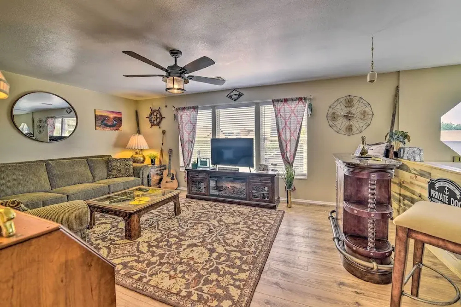 1 Mi to Canyon Tours: Vibrant Page Paradise!