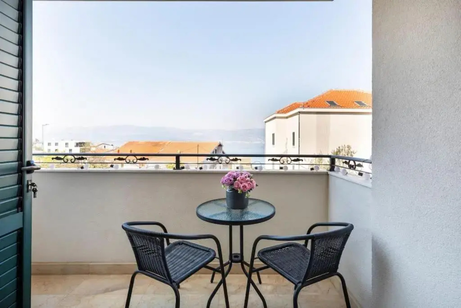 SeaEsta apartment Pool and Beach