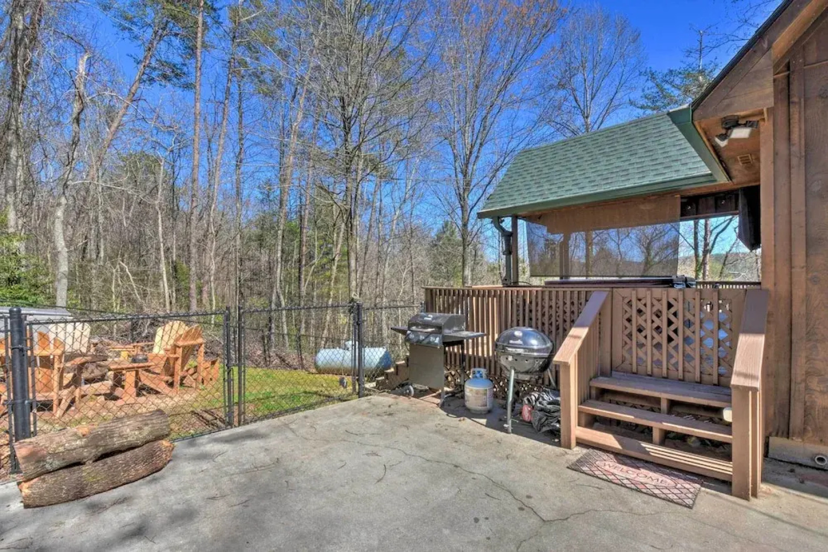 Helen Cabin w/ Deck & Hot Tub < 1/2 Mi to Main St