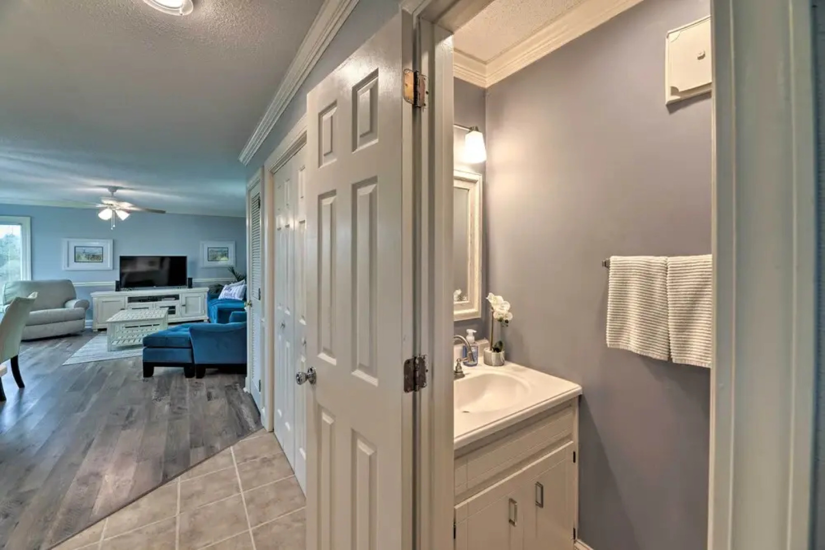 Bright Emerald Isle Condo w/ Private Beach Access!