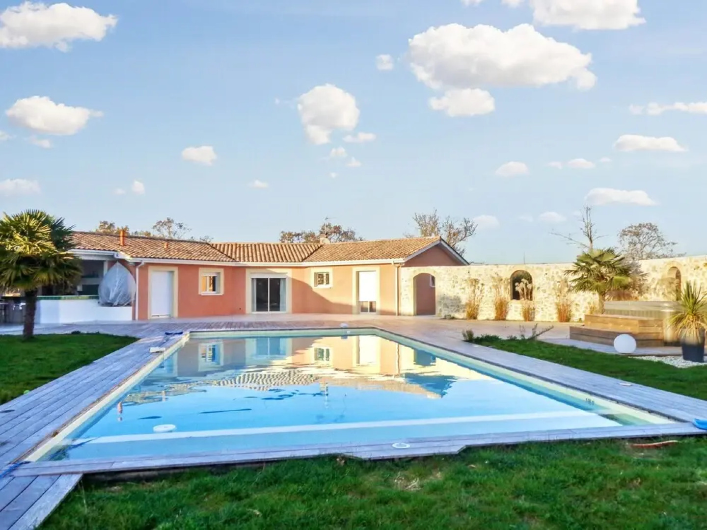 Villa With 5 Bedrooms in Saint-germain-d'esteuil, With Private Pool, Enclosed Garden and Wifi - 20 km From the Beach