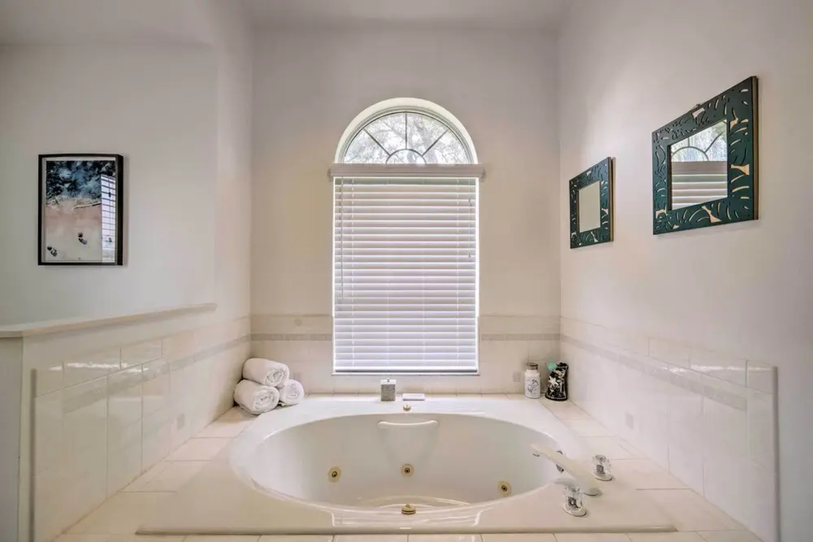 Crystal River Gem Near Three Sisters Springs!