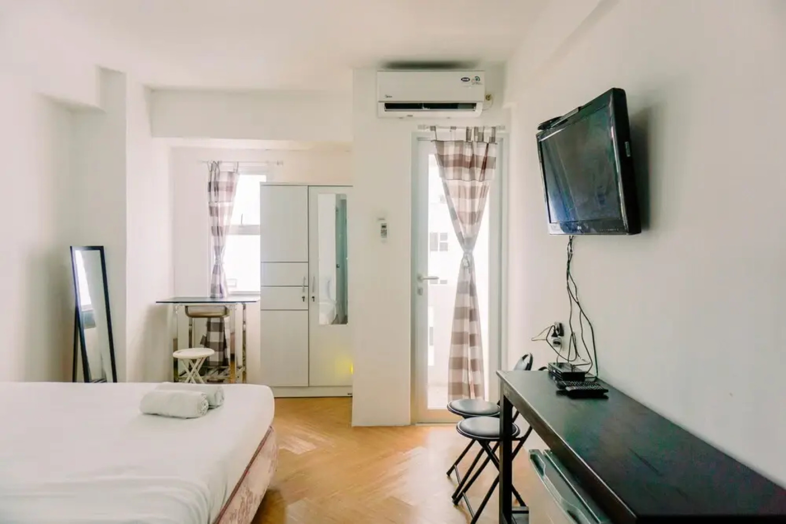 Warm And Simply Look Studio Room Urbantown Serpong Apartment