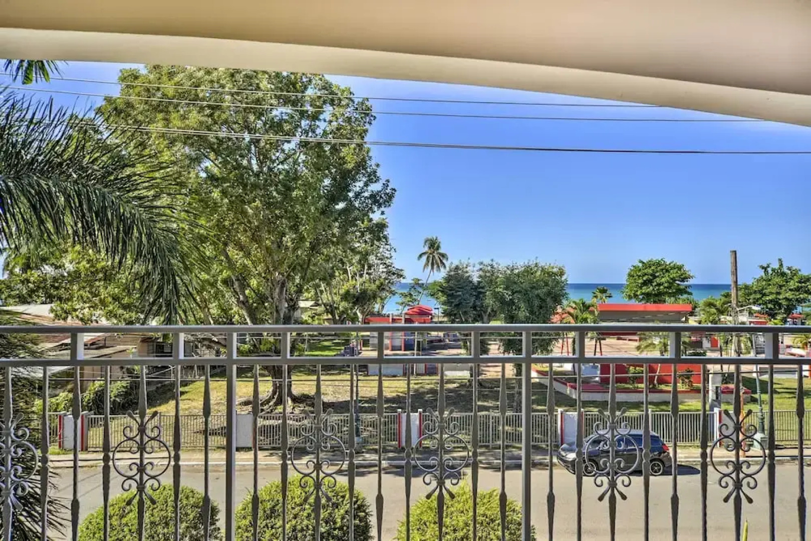Breezy Condo w/ Ocean View Balcony: Walk to Beach!