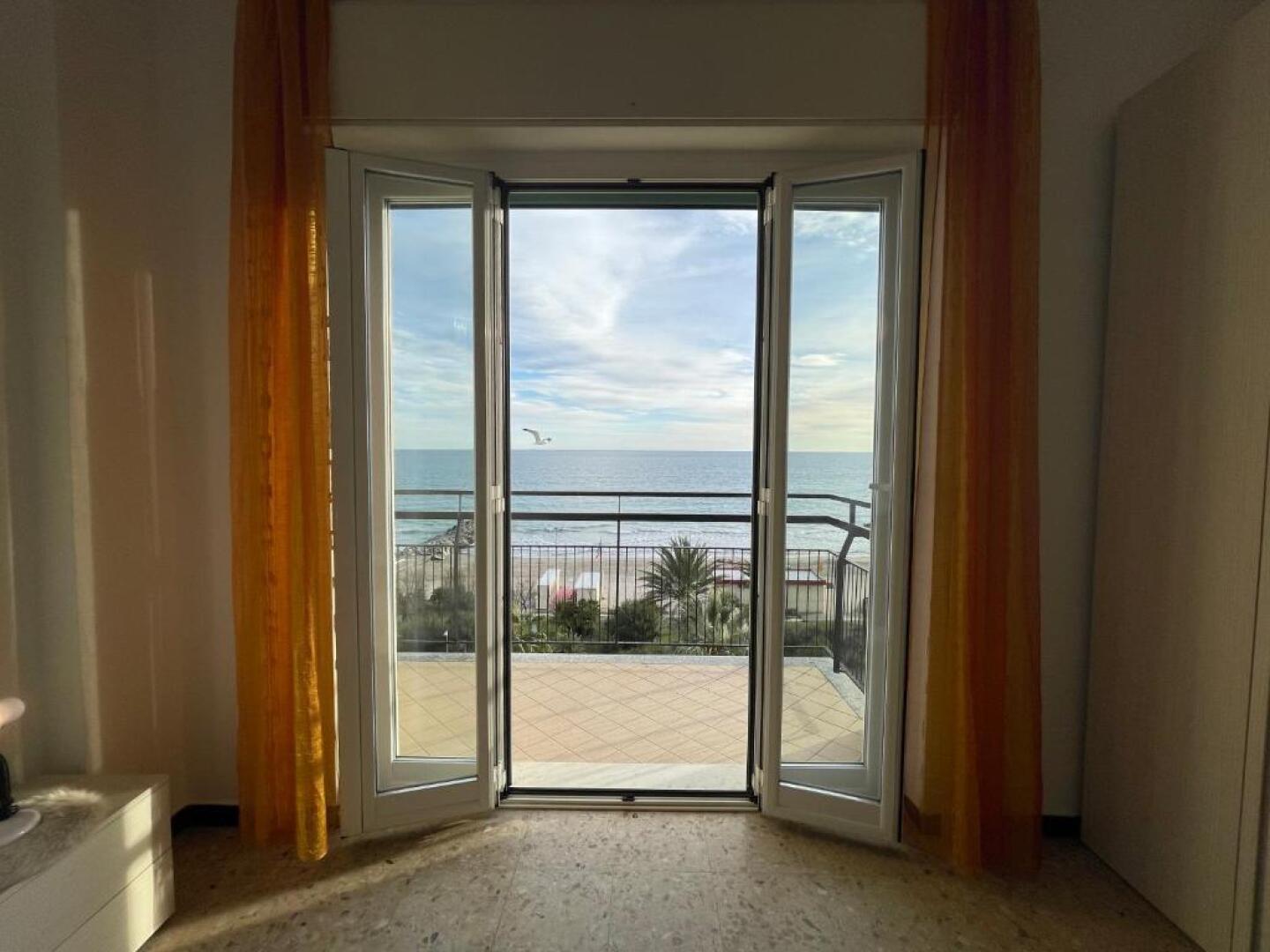 [Via XXV Aprile] 4 Locali - Di Fronte al Mare