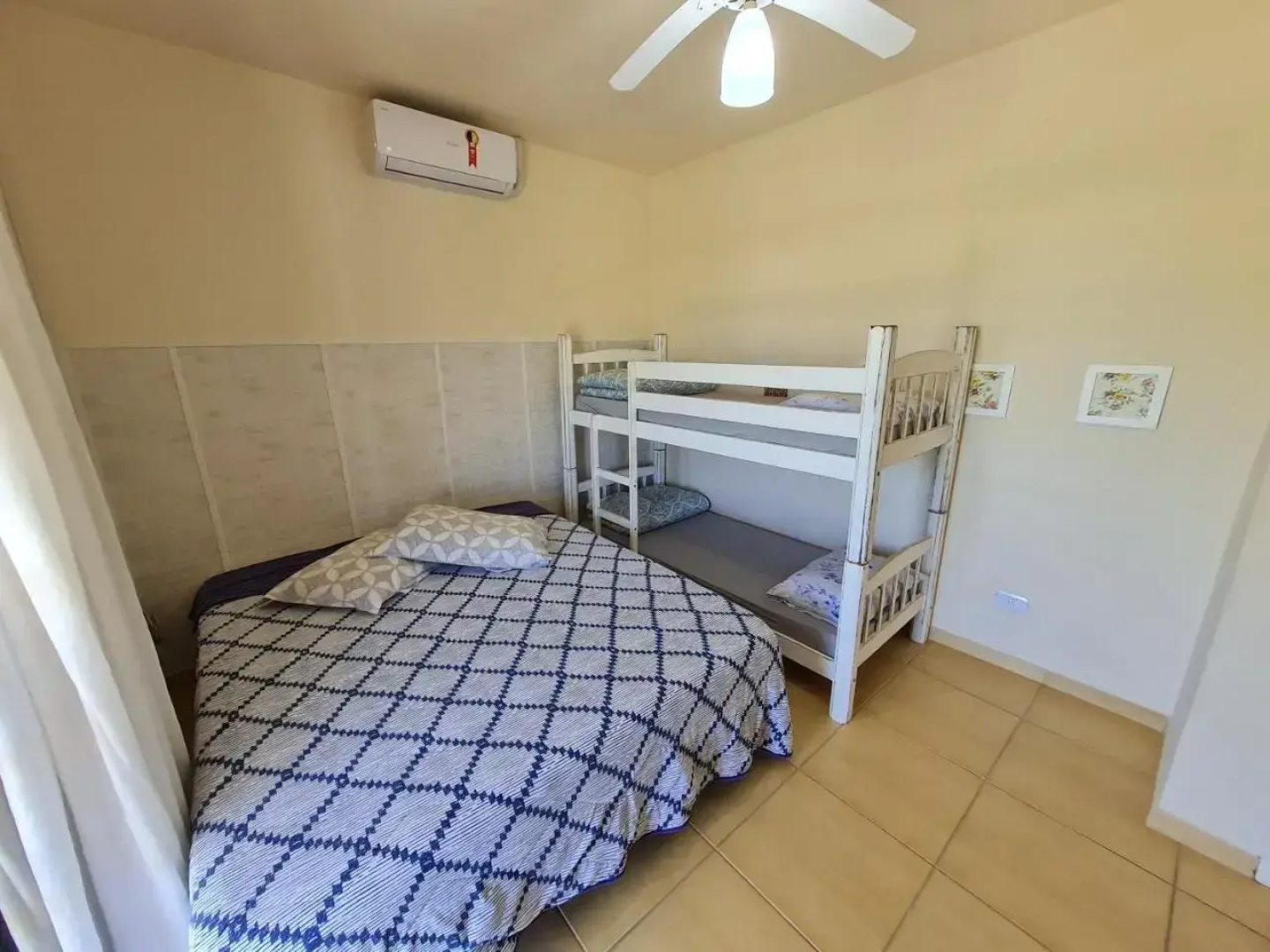 Ampla casa com 5 quartos e vista para o mar