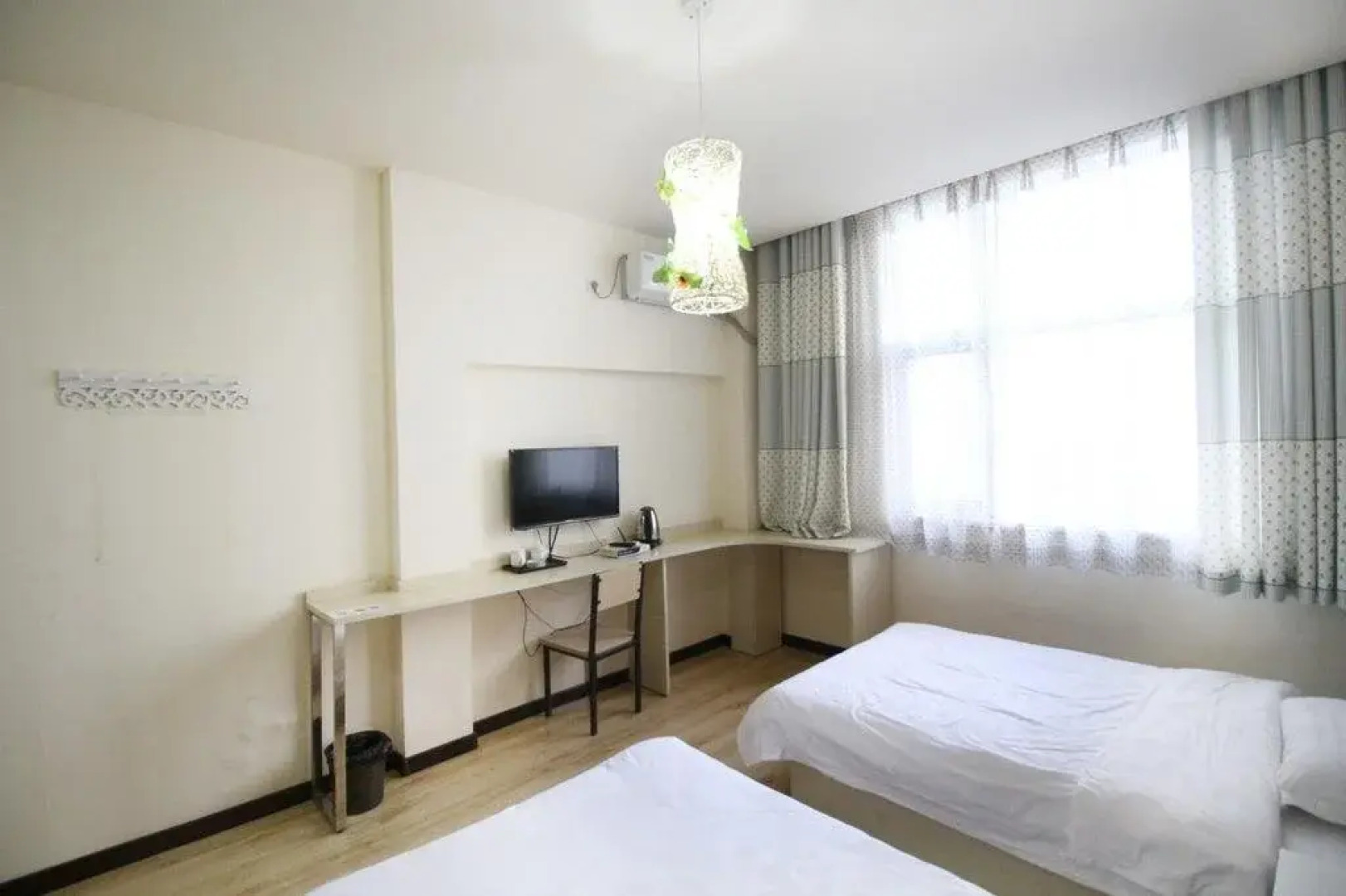 Nocturne Phoenix International Youth Hostel