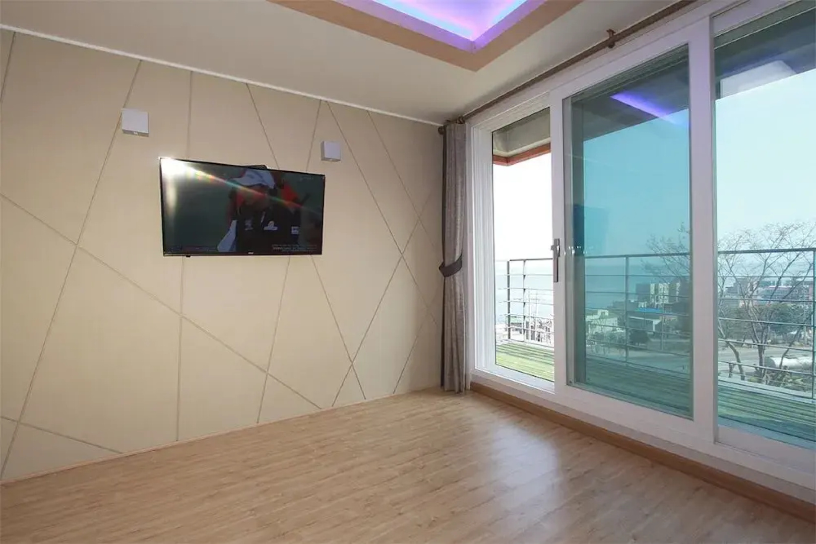 Blue Road Town Pension-Crystal