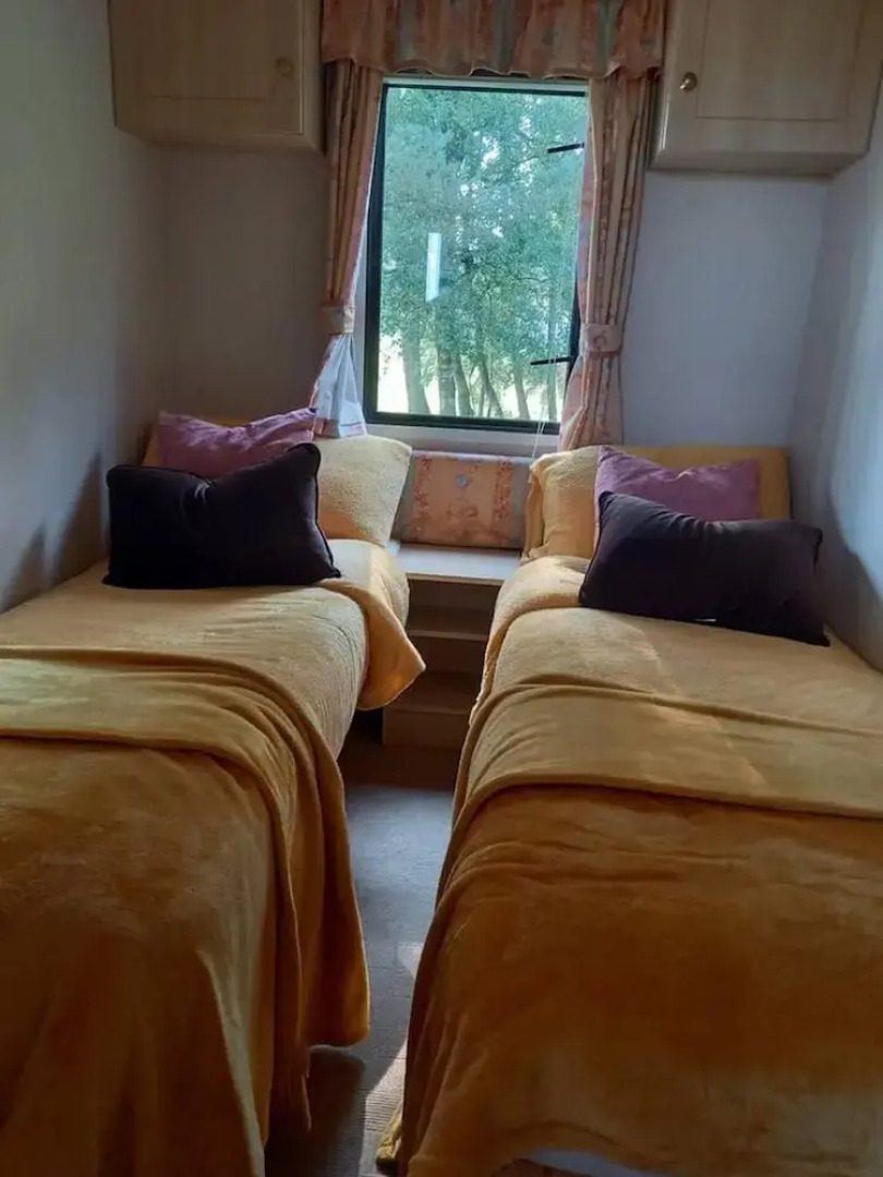 Lovely Semi-rural Caravan & Hot Tub - Sleeps Fam 6