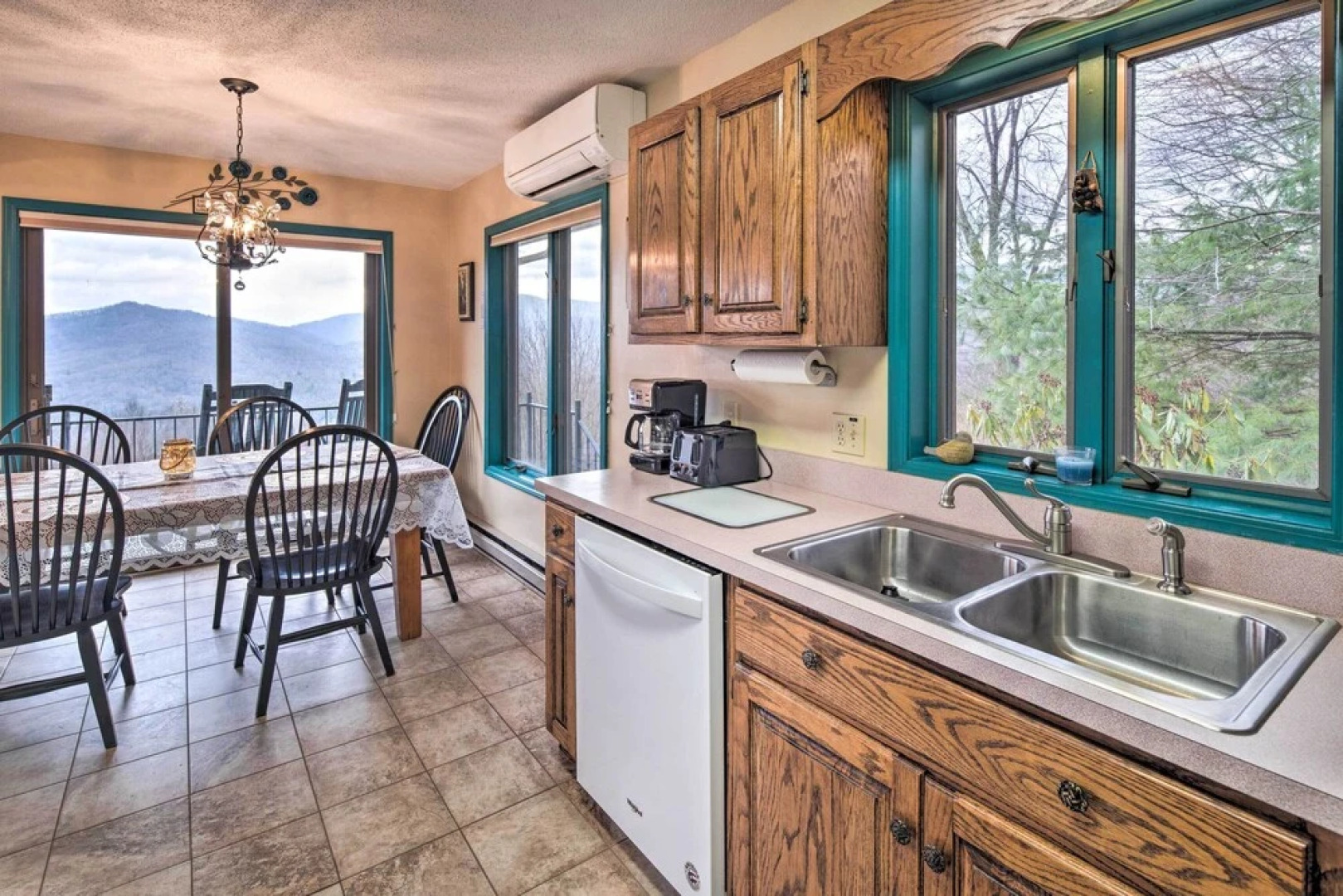 Mtn-view Burnsville Retreat 24 Mi to Ski Slopes!