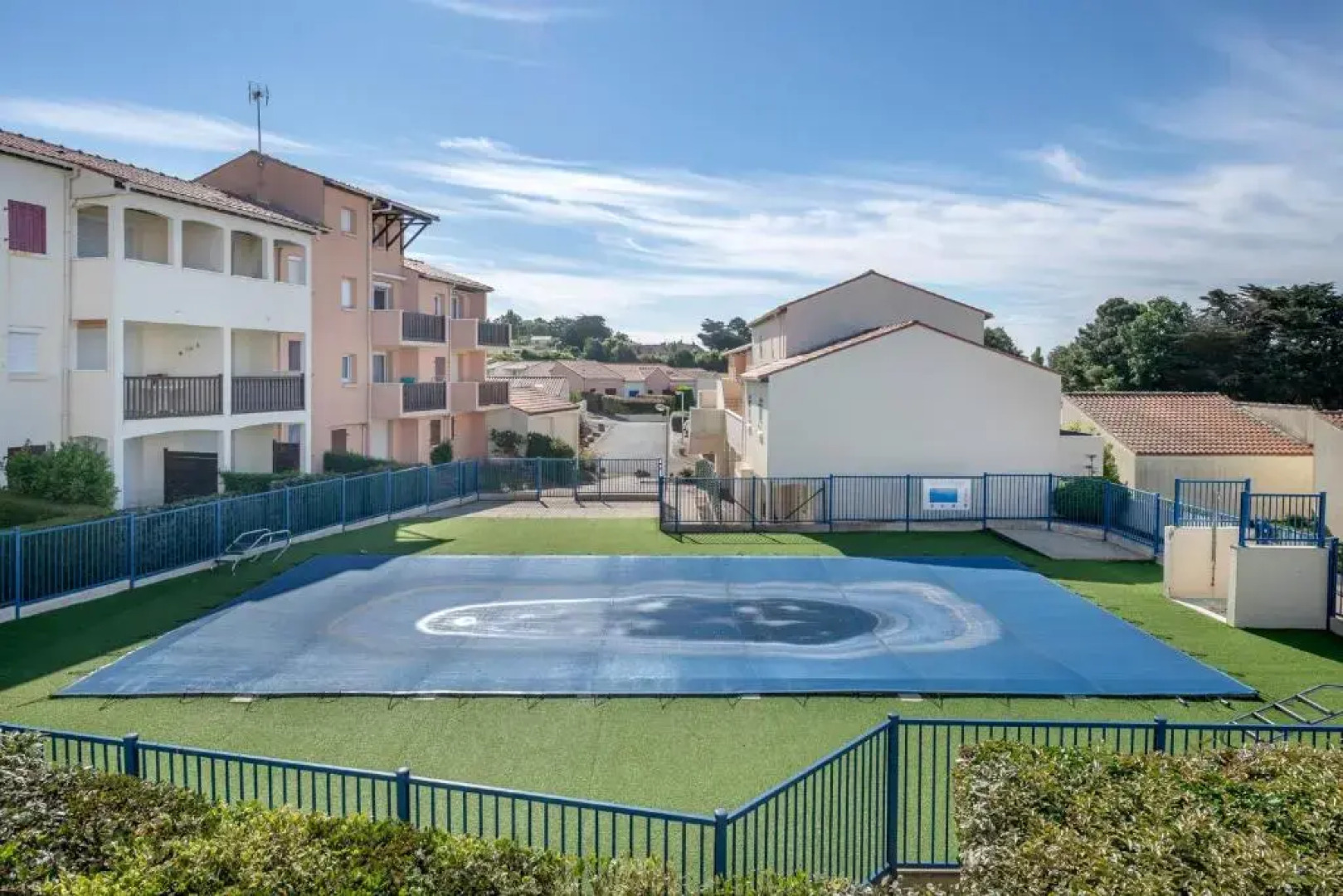 Appartement residentiel avec acces piscine a 200m de la plage