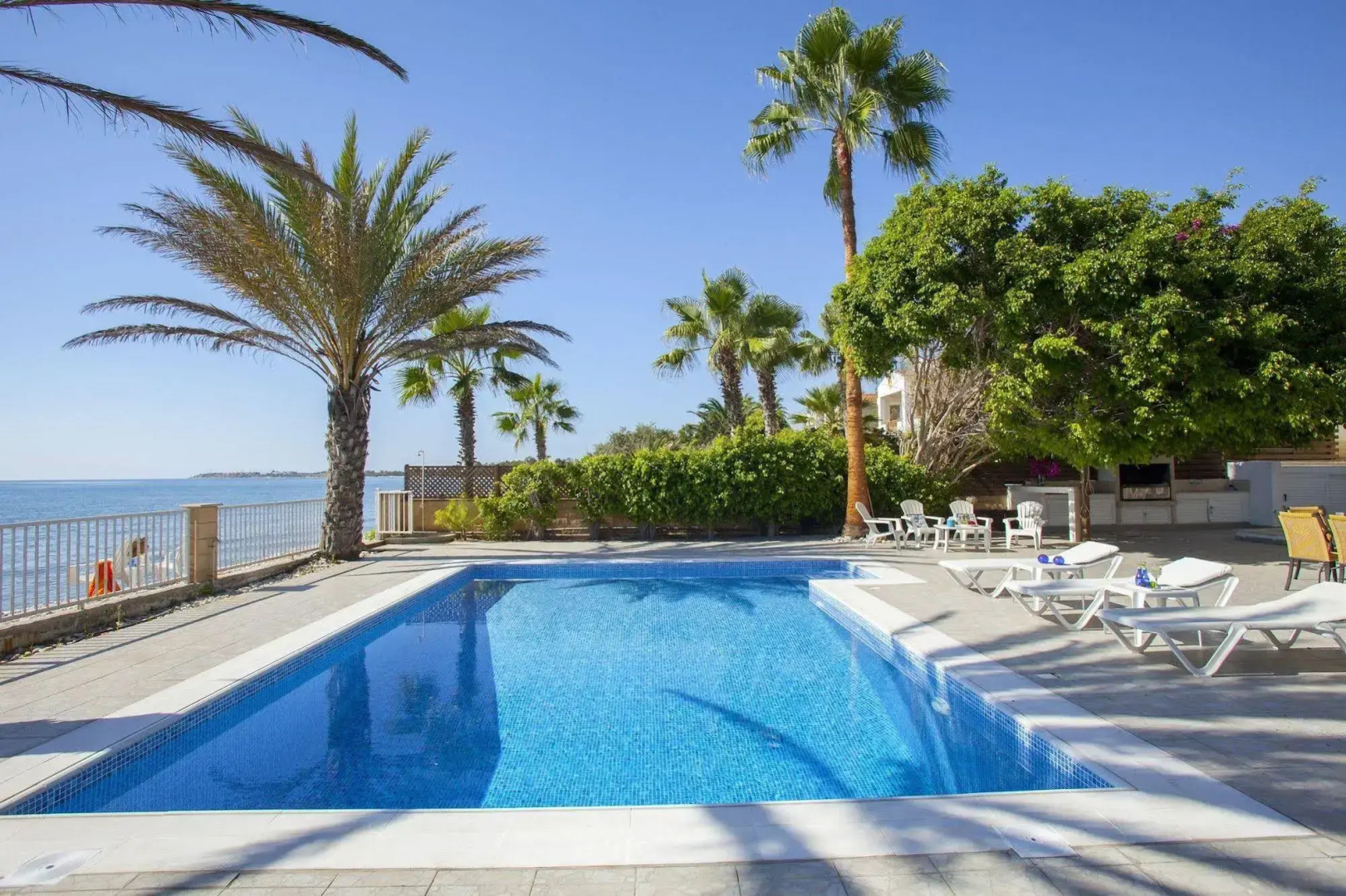 Sunset Beachfront Villa Meneou