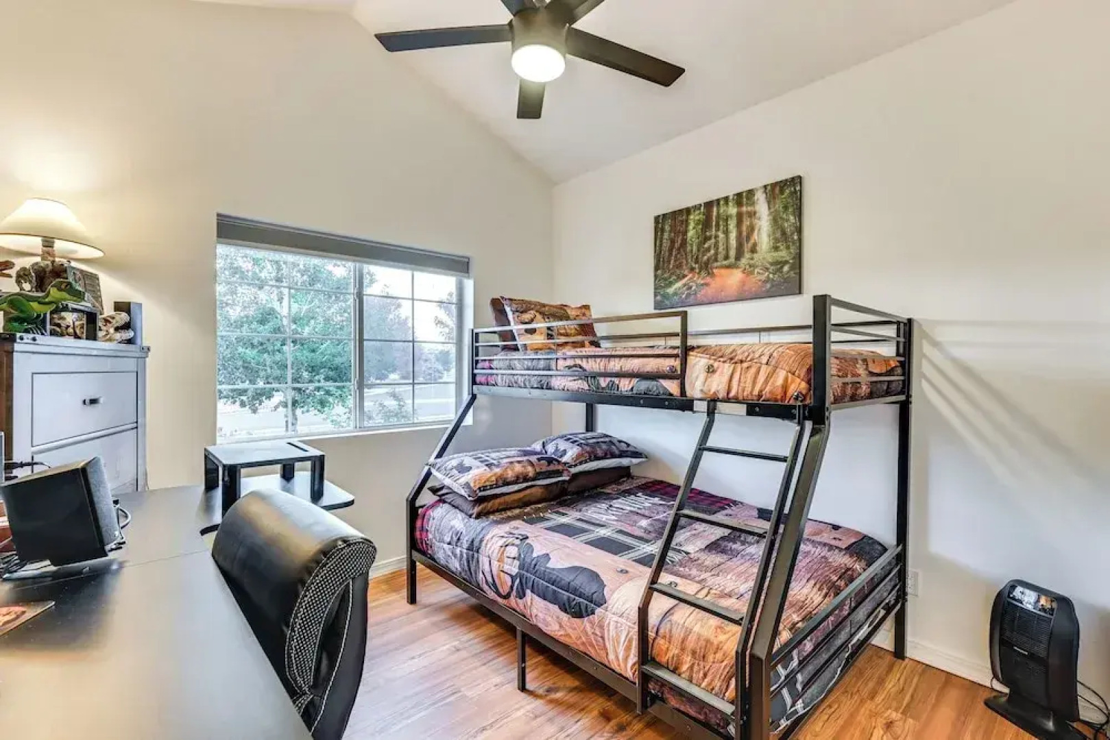 12 Mi to Flagstaff: Pet-friendly Home w/ Sunroom!