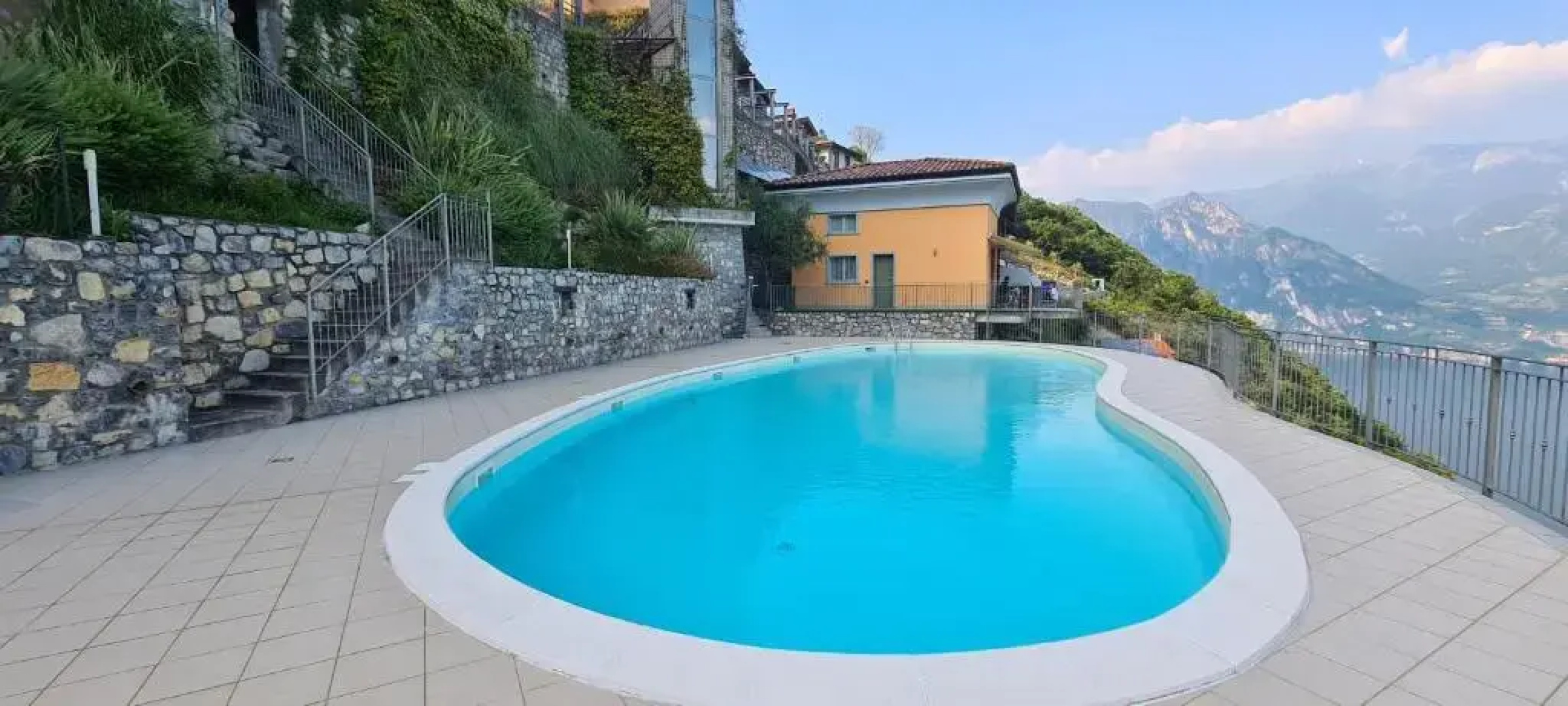 Residence Sirene alloggio Stefania vista lago e piscina
