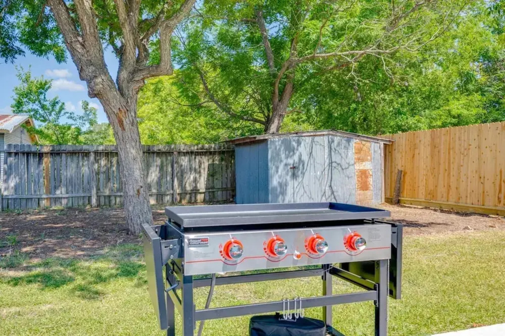 Modern 3 2 two Kings hot tub Fire pit 16min to Wine Trail Nearby Pickleball Courts Pools