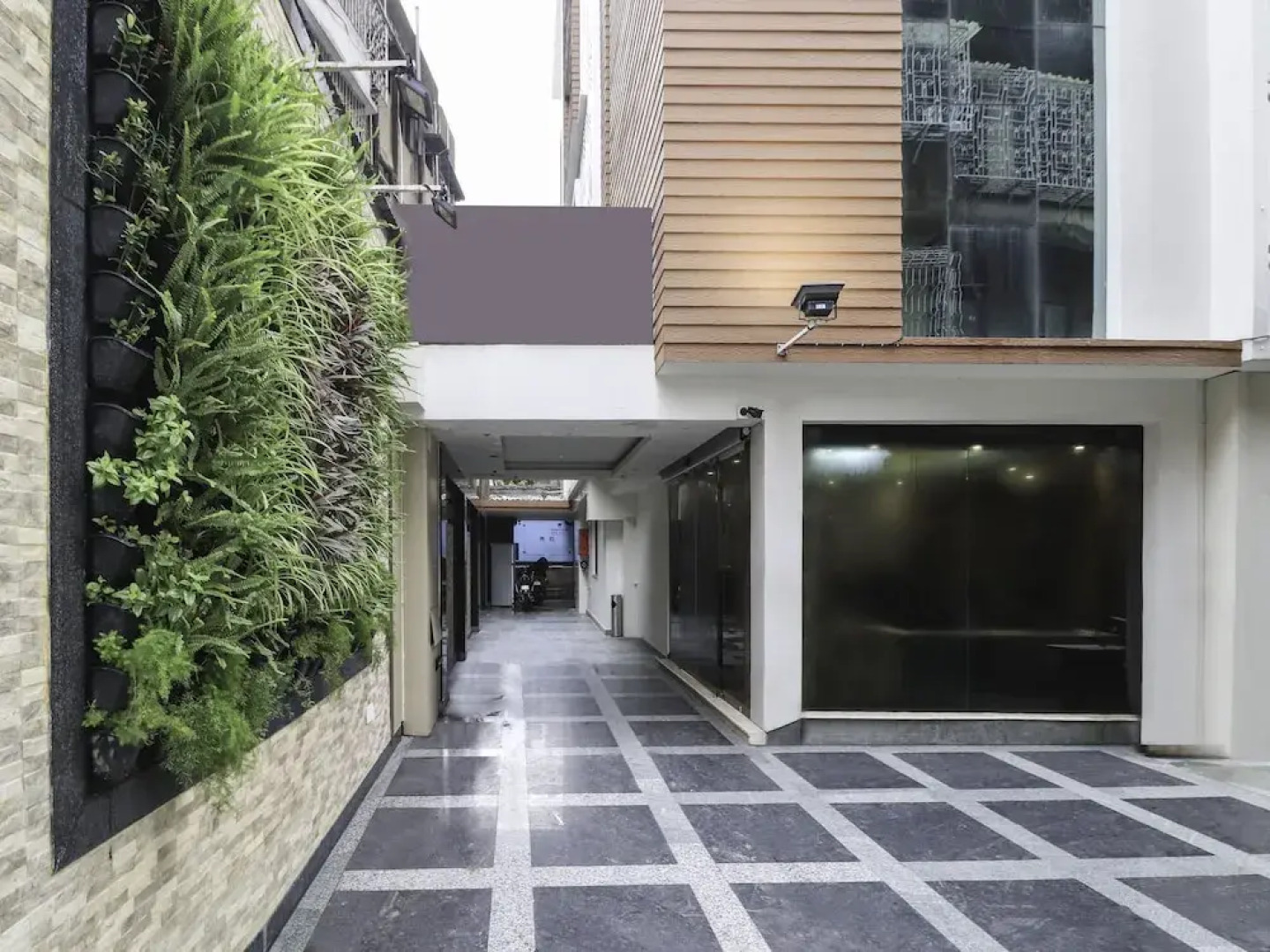 Capital O 16172 Hotel Radiant