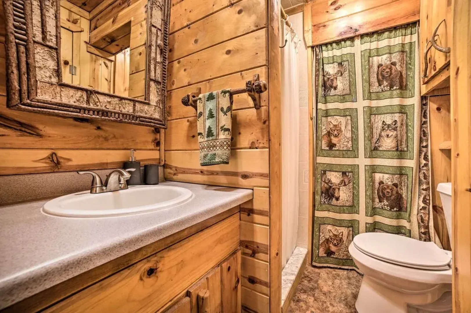 Cozy & Rustic Cottage With Houghton Lake Access!