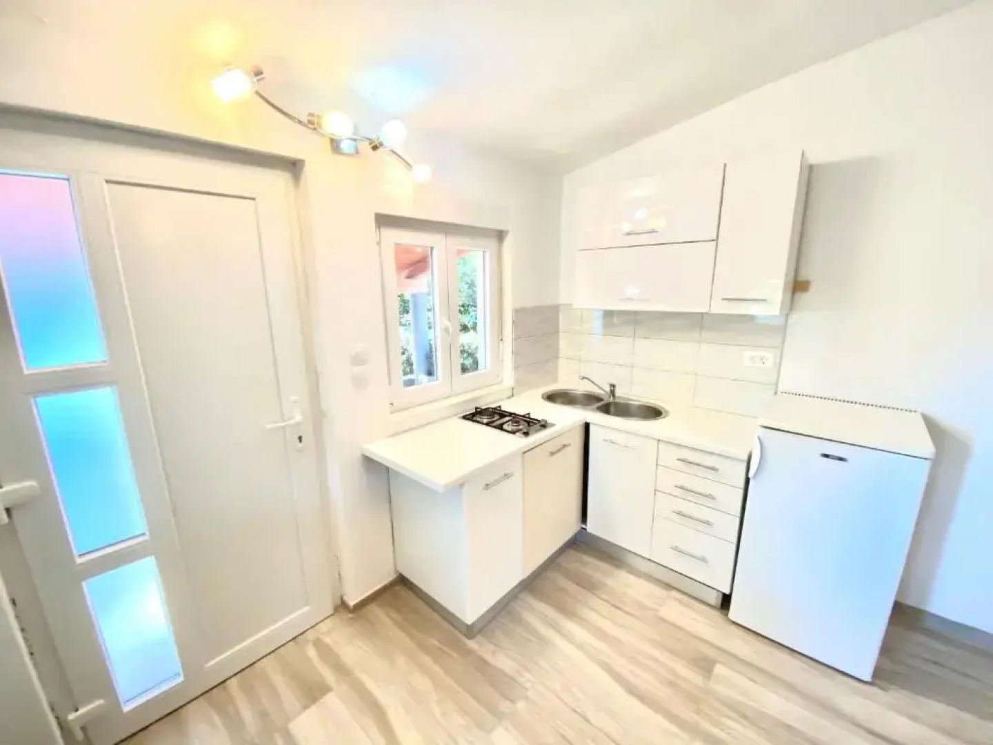 LOKY - sunny studio house 150m from sea with pool