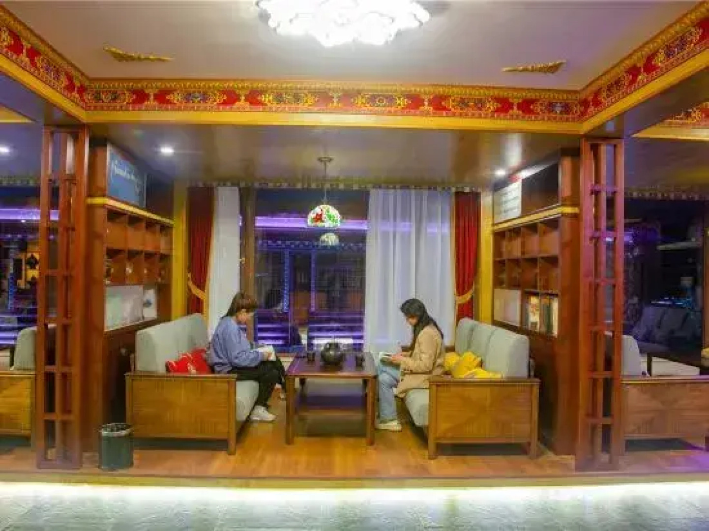 Dege Red Paradise Theme Culture Hotel