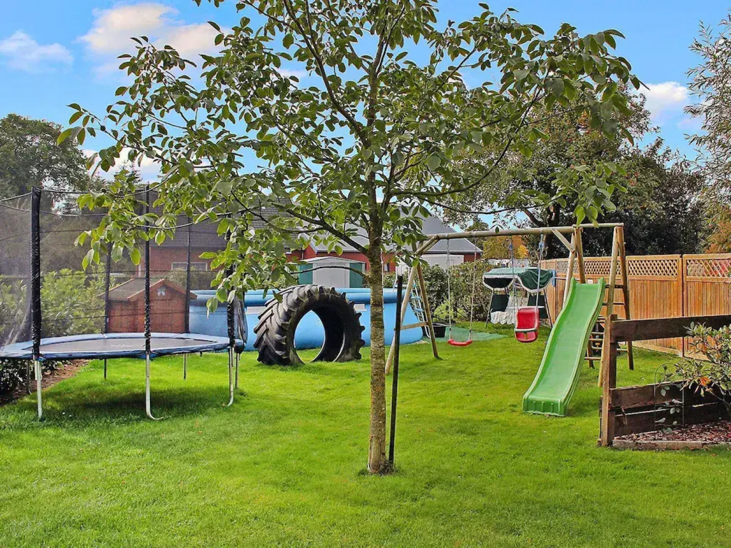 Terraced house in Strackholt with terrace