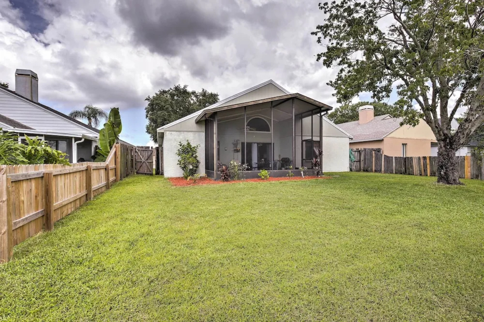 Lakefront Brandon Home w/ Patio & Screened Lanai!