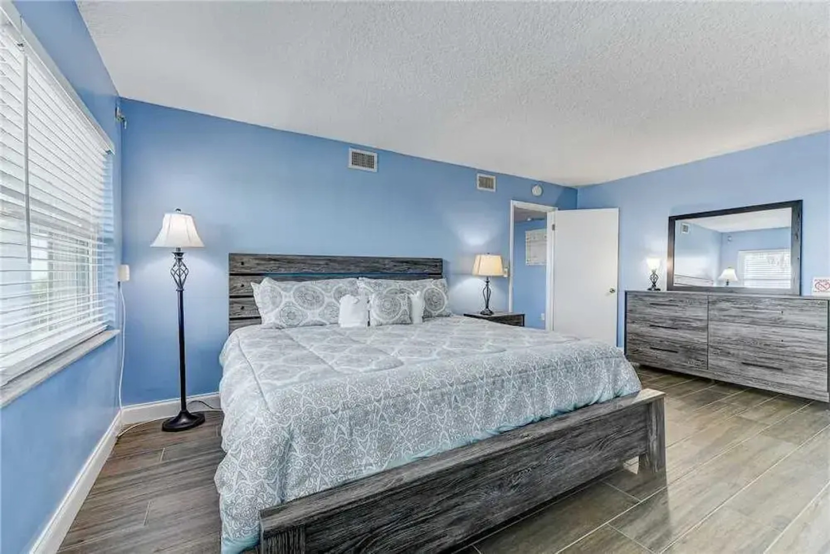 Island Retreat Lower A, Beach Front, 2 Bedrooms, Sleeps 6