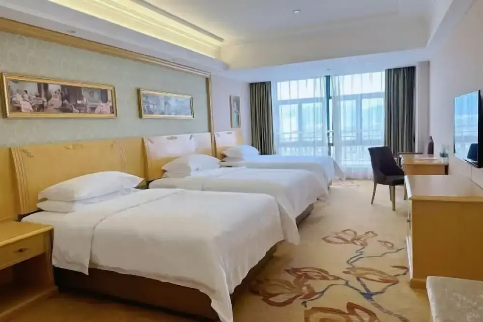 Vienna Hotel (Lingshan Liufengshan Pedestrian Street)