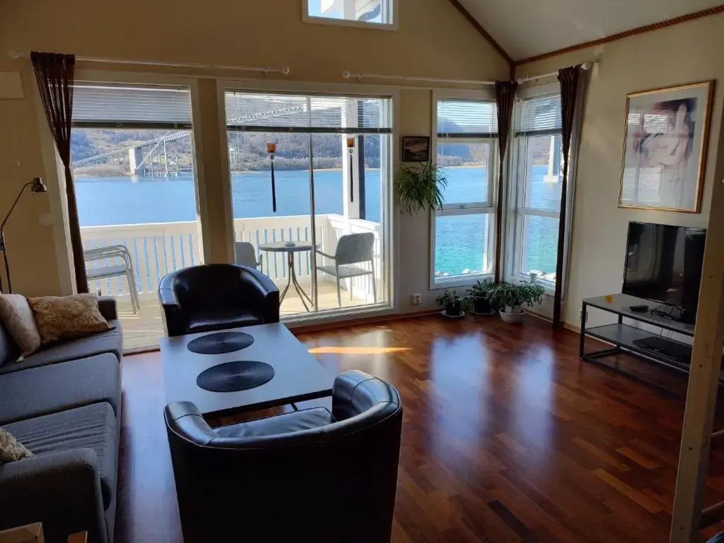 Tjeldsundbrua Overnatting - Sjøhus1