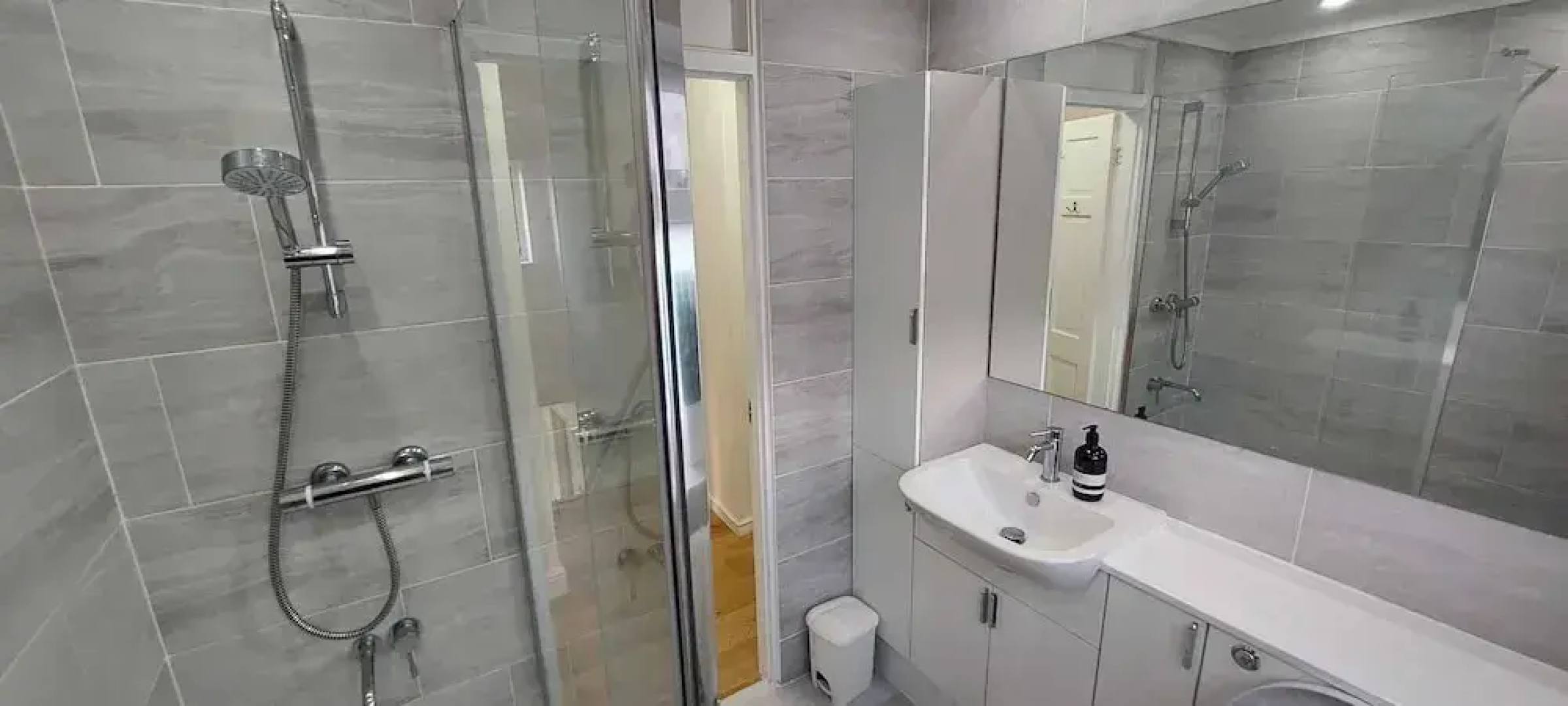 Luxury 5 Bedroom 2 BA House with Parking