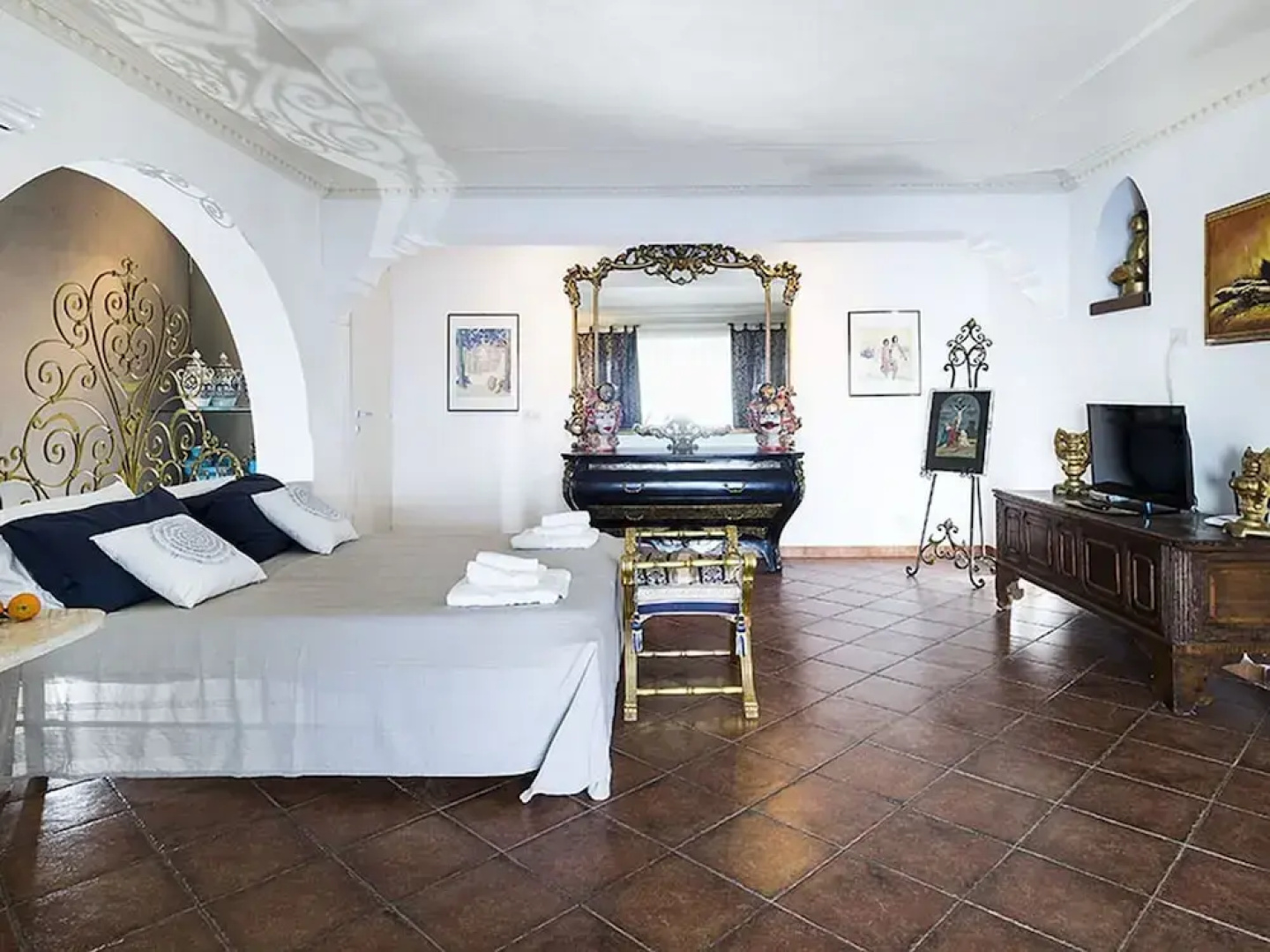 Exclusive Villa With Panoramic Swimming Pool and Hot Tub, Near the Sea