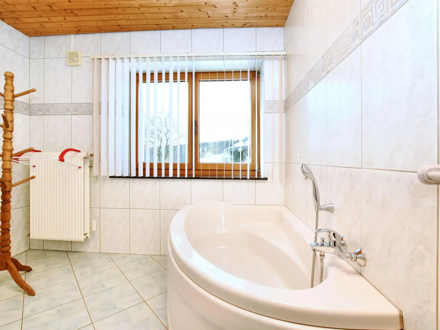 Modern Holiday Home in SchÃ¶nberg with Jacuzzi