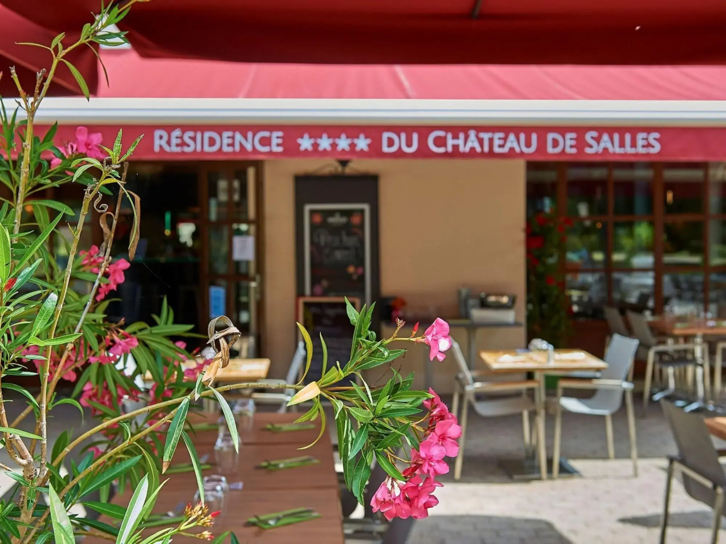 Luxurious detached villa in a nature reserve with a castle