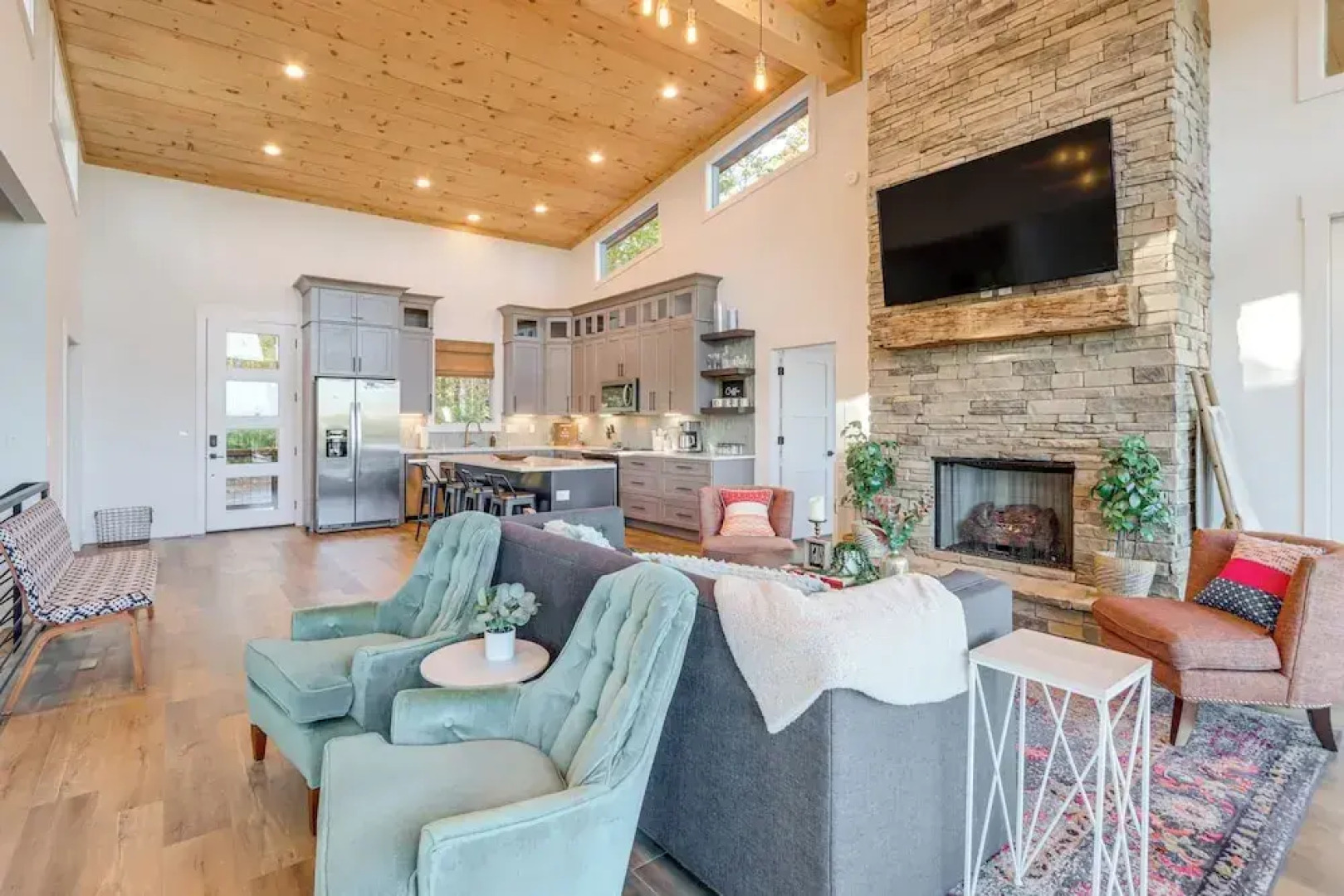 Modern Mtn Cabin w/ Deck & Views in Blue Ridge!