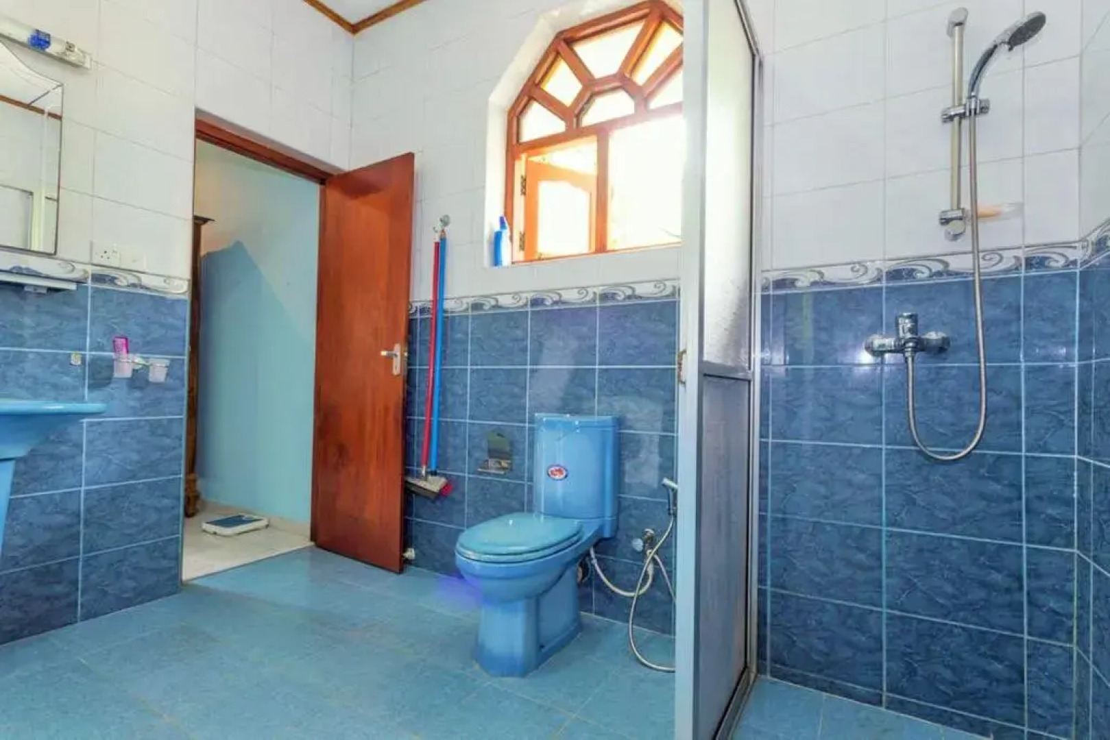 Swiss Villa Moragalla Beach