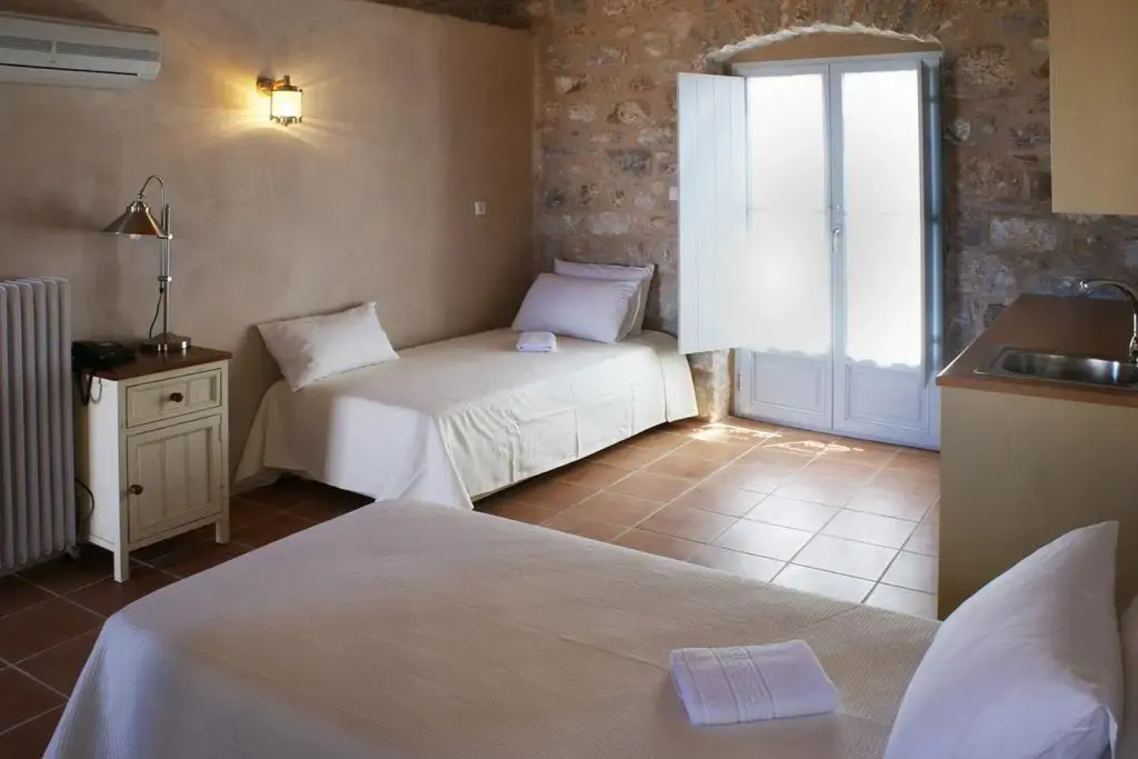 To Karavi Guesthouse