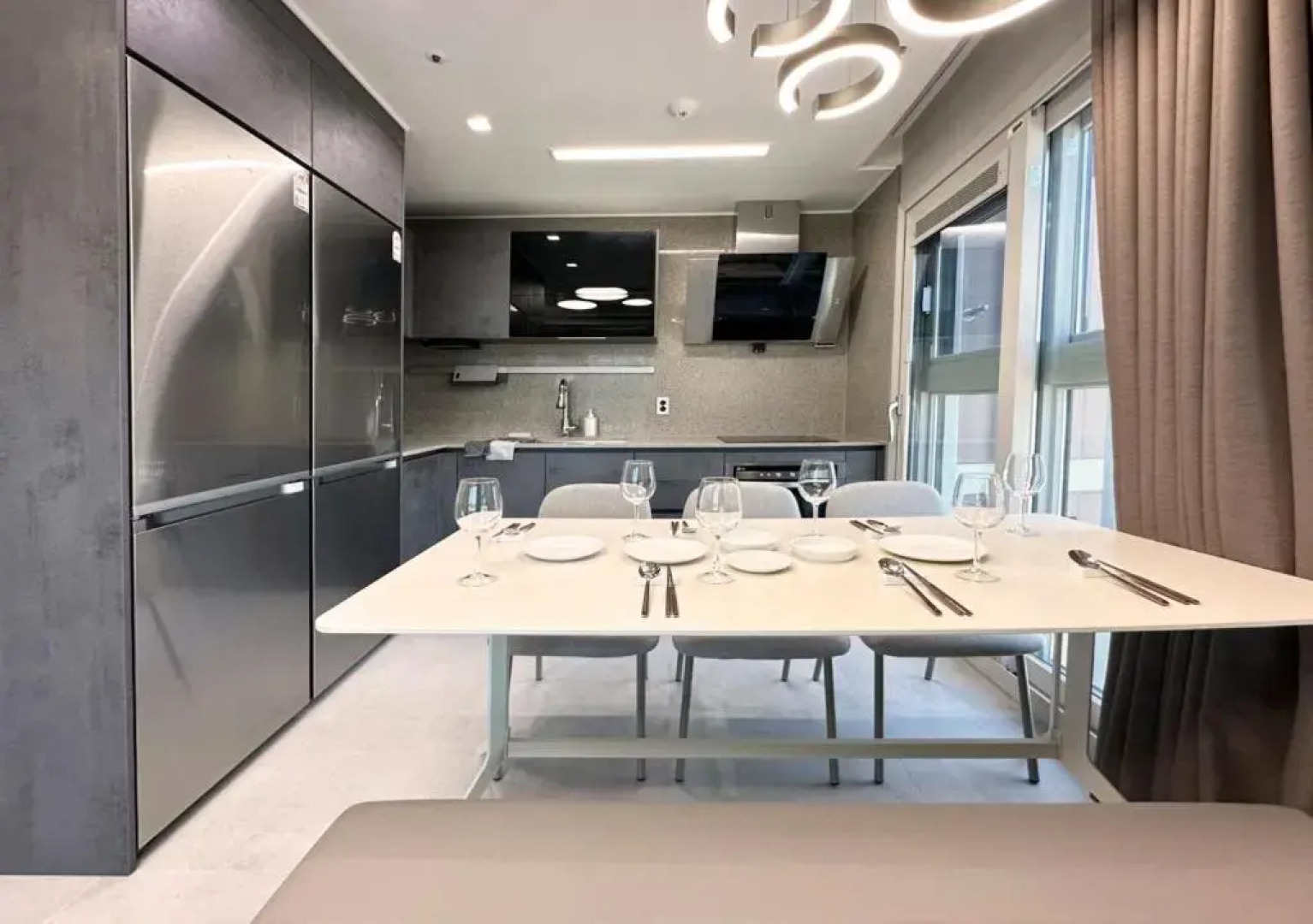 Y COLLECTION by UH FLAT OSIRIA