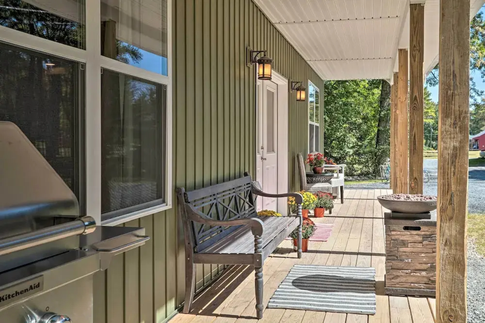 16 Mi to Ski Slopes! Creekside Poconos Cottage