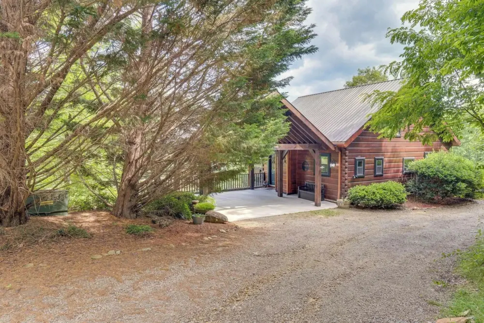 Private Hot Tub: Riverfront Cabin in Murphy